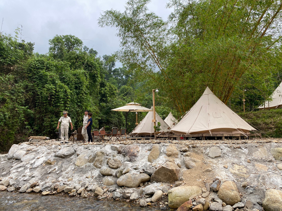 Việc xây dựng (xạ nền) và kè đá tự nhiên nêu trên chưa được cơ quan chức năng cho phép. Ảnh: Hoàng Vinh. Việc xây dựng (xạ nền) và kè đá tự nhiên nêu trên chưa được cơ quan chức năng cho phép. Ảnh: Hoàng Vinh.