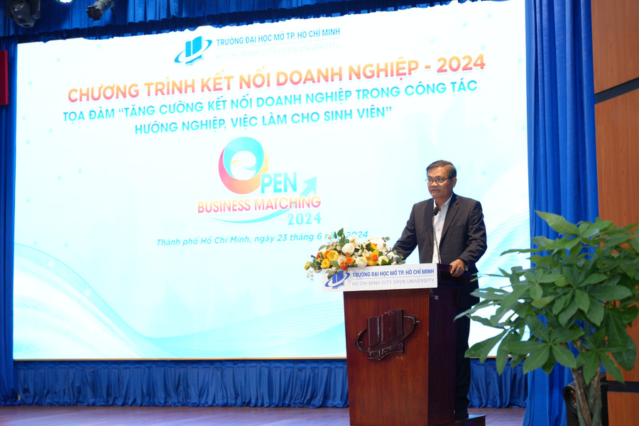 GS.TS Nguyễn Minh Hà, Hiệu trưởng Trường Đại học Mở TPHCM phát biểu tại sự kiện. (Ảnh: HCMCOU).