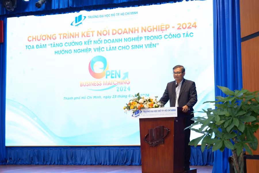 GS.TS Nguyễn Minh Hà, Hiệu trưởng Trường Đại học Mở TPHCM phát biểu tại sự kiện. (Ảnh: HCMCOU).