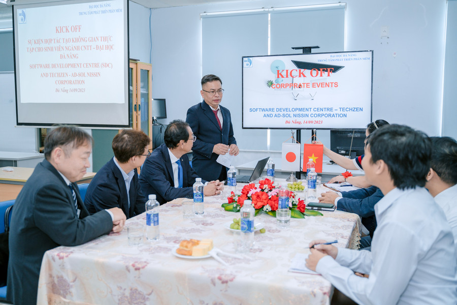 TS. Nguyễn Hà Huy Cường cũng trình bày đề án xây dựng Trung tâm thực hành cho sinh Viên Ngành CNTT - Đại học Đà Nẵng. Ảnh: Hoàng Vinh. TS. Nguyễn Hà Huy Cường cũng trình bày đề án xây dựng Trung tâm thực hành cho sinh Viên Ngành CNTT - Đại học Đà Nẵng. Ảnh: Hoàng Vinh.