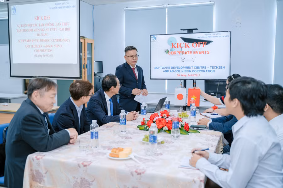 TS. Nguyễn Hà Huy Cường cũng trình bày đề án xây dựng Trung tâm thực hành cho sinh Viên Ngành CNTT - Đại học Đà Nẵng. Ảnh: Hoàng Vinh.