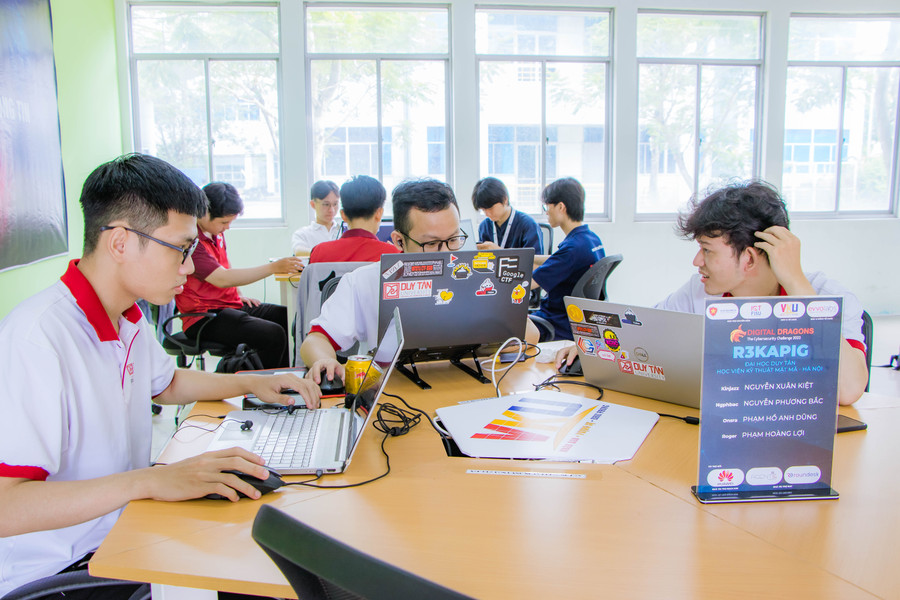 Các đội thi chung kết sẽ vượt qua nhiều thử thách trong vòng 4 giờ đồng hồ. Ảnh: Hoàng Vinh. Các đội thi chung kết sẽ vượt qua nhiều thử thách trong vòng 4 giờ đồng hồ. Ảnh: Hoàng Vinh.