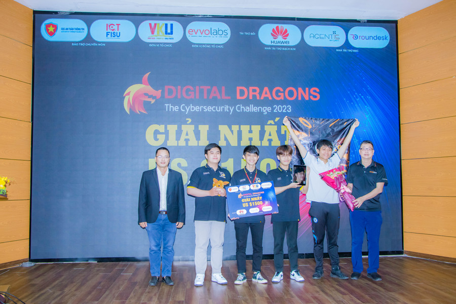 Ban tổ chức trao giải nhất cho đội P3 của Trường Đại học Công nghệ thông tin- Đại học Quốc gia TP Hồ Chí Minh. Ảnh: Hoàng Vinh. Ban tổ chức trao giải nhất cho đội P3 của Trường Đại học Công nghệ thông tin- Đại học Quốc gia TP Hồ Chí Minh. Ảnh: Hoàng Vinh.