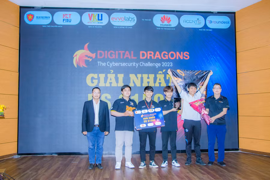 Ban tổ chức trao giải nhất cho đội P3 của Trường Đại học Công nghệ thông tin- Đại học Quốc gia TP Hồ Chí Minh. Ảnh: Hoàng Vinh.