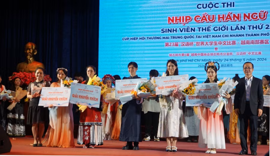 5 thí sinh được giải khuyến khích của cuộc thi “Nhịp cầu Hán ngữ” lần thứ 23. (Ảnh: Cẩm Anh) 5 thí sinh được giải khuyến khích của cuộc thi “Nhịp cầu Hán ngữ” lần thứ 23. (Ảnh: Cẩm Anh)