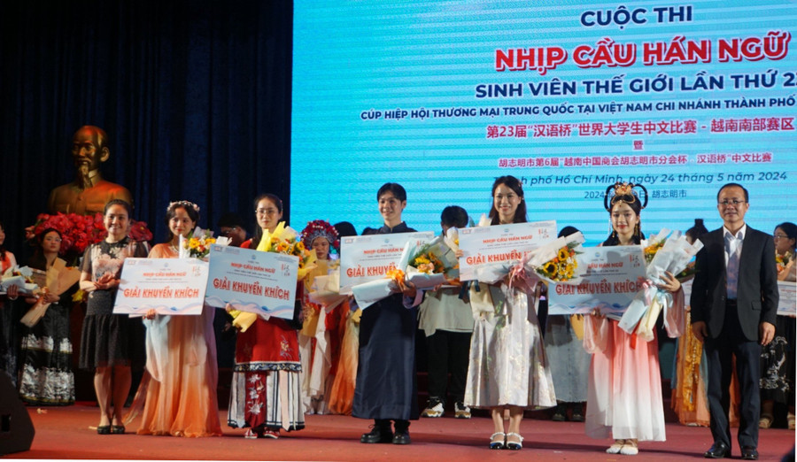 5 thí sinh được giải khuyến khích của cuộc thi “Nhịp cầu Hán ngữ” lần thứ 23. (Ảnh: Cẩm Anh) 5 thí sinh được giải khuyến khích của cuộc thi “Nhịp cầu Hán ngữ” lần thứ 23. (Ảnh: Cẩm Anh)