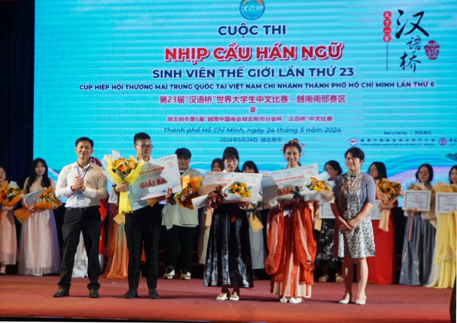 3 thí sinh nhận giải ba lần lượt đến từ Đại học Lạc Hồng, ĐH Công Thương TPHCM và Đại học Sư phạm – Đại học Đà Nẵng. (Ảnh: Cẩm Anh) 3 thí sinh nhận giải ba lần lượt đến từ Đại học Lạc Hồng, ĐH Công Thương TPHCM và Đại học Sư phạm – Đại học Đà Nẵng. (Ảnh: Cẩm Anh)