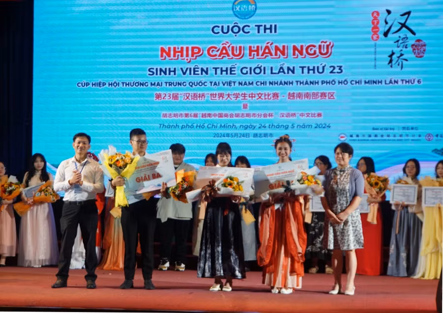 3 thí sinh nhận giải ba lần lượt đến từ Đại học Lạc Hồng, ĐH Công Thương TPHCM và Đại học Sư phạm – Đại học Đà Nẵng. (Ảnh: Cẩm Anh)