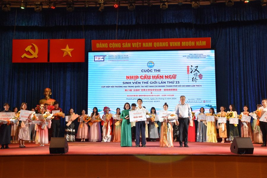 Hai thí sinh nhận giải nhì của cuộc thi 'Nhịp cầu Hán ngữ' 2024. Hai thí sinh nhận giải nhì của cuộc thi 'Nhịp cầu Hán ngữ' 2024.