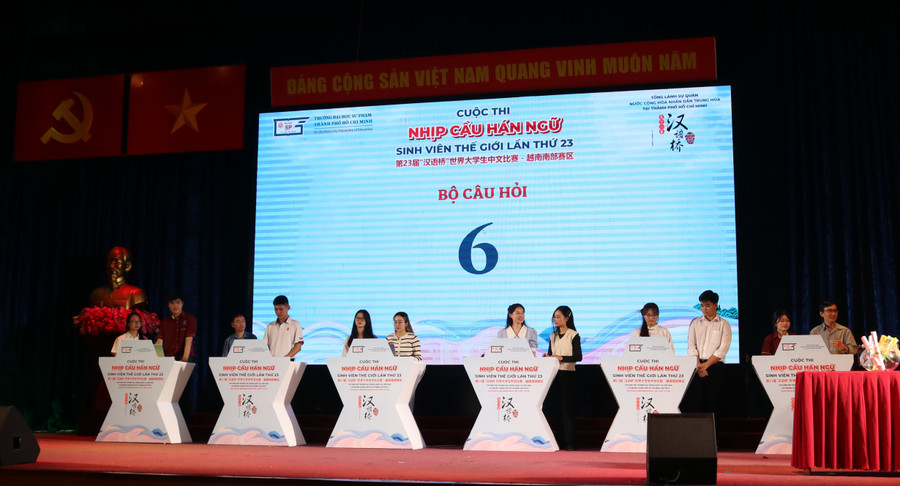 Các thí sinh tham gia phần thi trắc nghiệm khách quan. Các thí sinh tham gia phần thi trắc nghiệm khách quan.