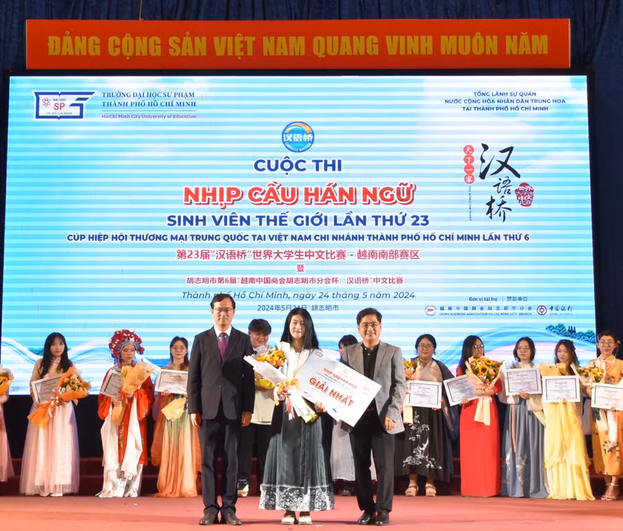 Nguyễn Thị Thanh Trúc, sinh viên ĐH Sư phạm TPHCM nhận giải nhất cuộc thi. (Ảnh: Cẩm Anh)