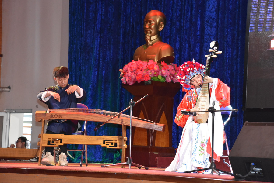 Thí sinh tham gia phần thi tài năng nghệ thuật. Thí sinh tham gia phần thi tài năng nghệ thuật.