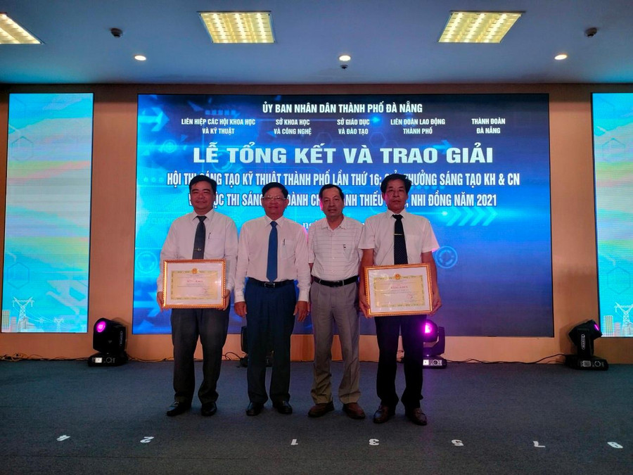 ThS. Nguyễn Văn Thịnh và ThS. Lê Vũ nhận Bằng khen của Ban tổ chức Hội thi sáng tạo kỹ thuật TP. Đà Nẵng lần thứ 16.