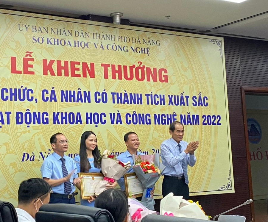 TS. Võ Văn Quân và ThS. Nguyễn Thị Hoa nhận Bằng khen của TP. Đà Nẵng