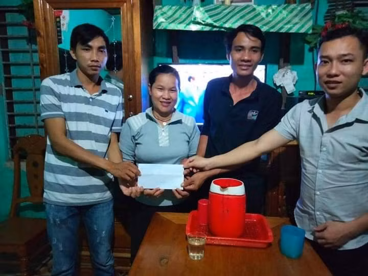 Đại diện Trường phổ thông dân tộc bán trú THCS Nguyễn Bỉnh Khiêm tặng quà hỗ trợ nhân viên cấp dưỡng.