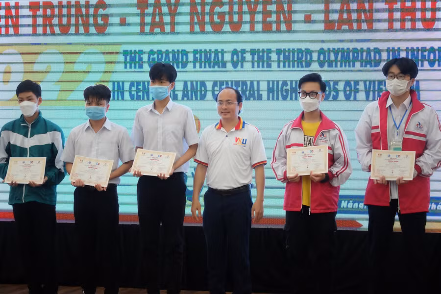 PGS.TS Huỳnh Công Pháp - Hiệu trưởng Trường VKU tặng giấy khen cho các em học sinh đạt giải Nhất. 