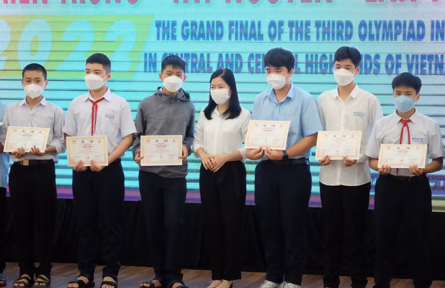 Bà Lê Thị Bích Thuận - Giám đốc Sở GD&amp;ĐT TP Đà Nẵng trao giấy khen cho các em học sinh đạt giải Nhất ở bảng chuyên.