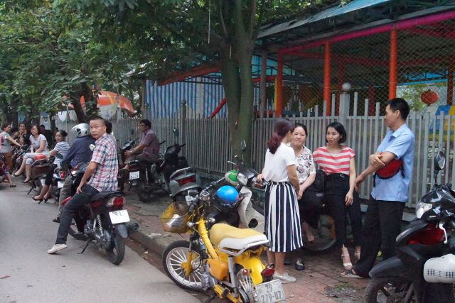 Phụ huynh chờ đợi con ngoài phòng thi