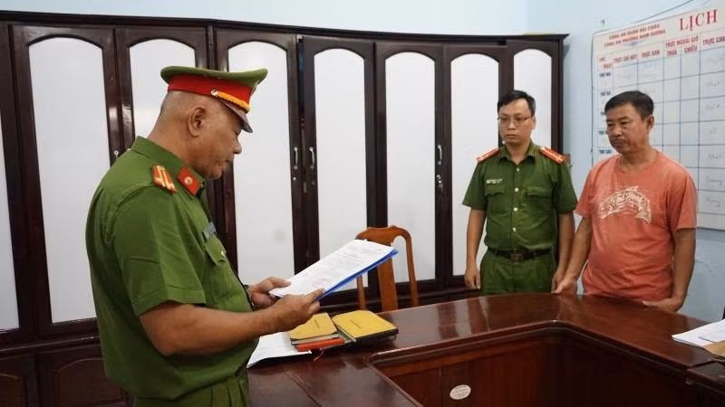 Công an thực hiện lệnh bắt tạm giam Nguyễn Nho Cầm. Ảnh: Công an Đà Nẵng. 