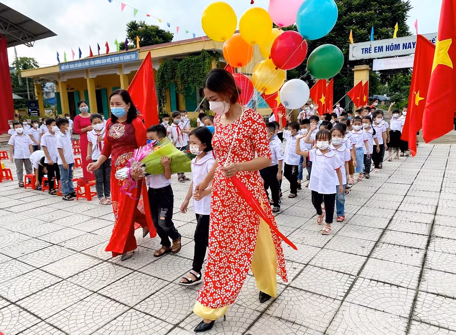 Các cô giáo trường Tiểu học Hùng Sơn 1 (Đại Từ) đón học trò lớp 1 vào trường.