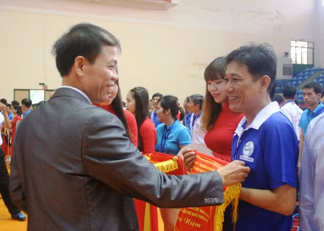 Phó Tổng cục trưởng Đỗ Năng Khánh trao cờ lưu niệm và động viên các đoàn dự thi