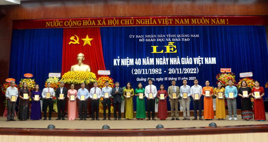 Thầy Lĩnh (thứ 8, từ trái sang) nhận tuyên dương, khen thưởng trong ngày Nhà giáo Việt Nam 20/11. Thầy Lĩnh (thứ 8, từ trái sang) nhận tuyên dương, khen thưởng trong ngày Nhà giáo Việt Nam 20/11.