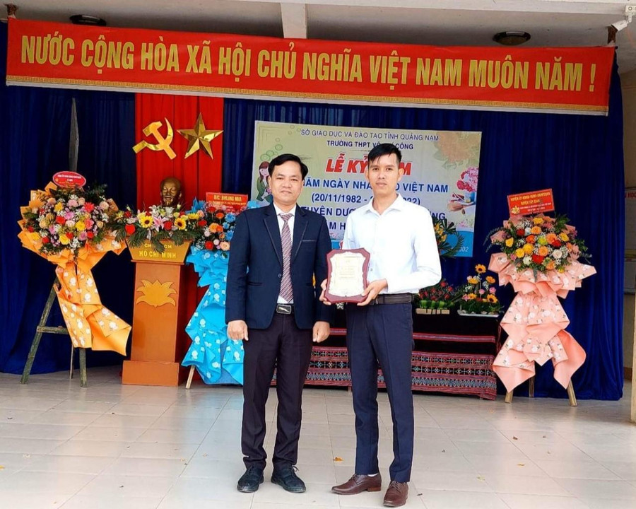 Thầy giáo Nguyễn Văn Lĩnh (bên phải), không chỉ giỏi về chuyên môn mà còn là một thủ lĩnh Đoàn năng nổ, sáng tạo. Thầy giáo Nguyễn Văn Lĩnh (bên phải), không chỉ giỏi về chuyên môn mà còn là một thủ lĩnh Đoàn năng nổ, sáng tạo.