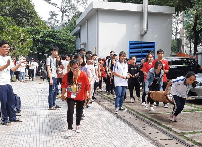 SV tham gia các trò chơi vận động vượt chướng ngại vật