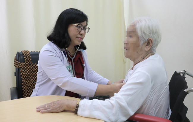 BSCKII. Trần Thị Thùy Dung – đang khám cho bệnh nhân (Ảnh: BVCC) BSCKII. Trần Thị Thùy Dung – đang khám cho bệnh nhân (Ảnh: BVCC)