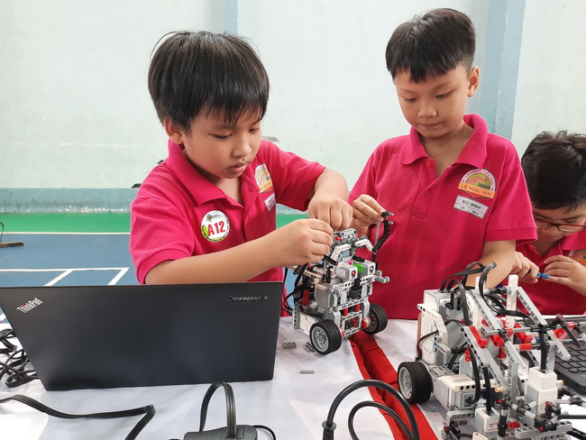 Thí sinh lắp ráp robot Thí sinh lắp ráp robot