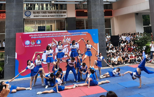 Phần trình bày bài thi Nhảy cổ động của các sinh viên