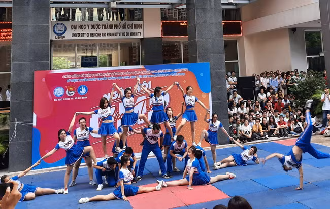 Phần trình bày bài thi Nhảy cổ động của các sinh viên