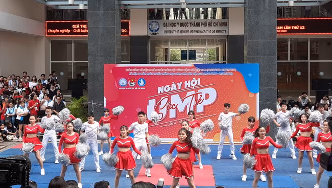 Cuộc thi Nhảy cổ động “DYNAMIC UMP” mang đến cho ngày hội không khí thật sôi động