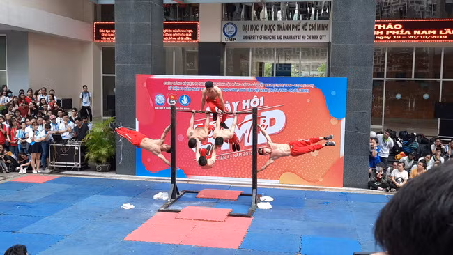 Màn trình diễn hào hứng của CLB thể thao đường phố tại ngày hội