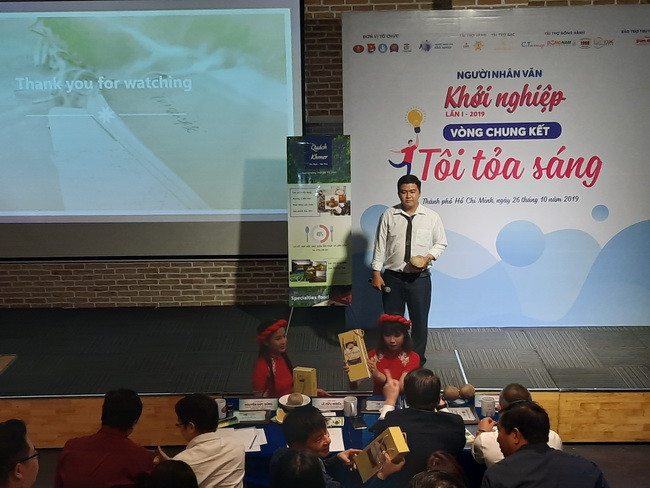 SV Thành Gia đang trình bày dự án về những sản phẩm từ trái quách SV Thành Gia đang trình bày dự án về những sản phẩm từ trái quách