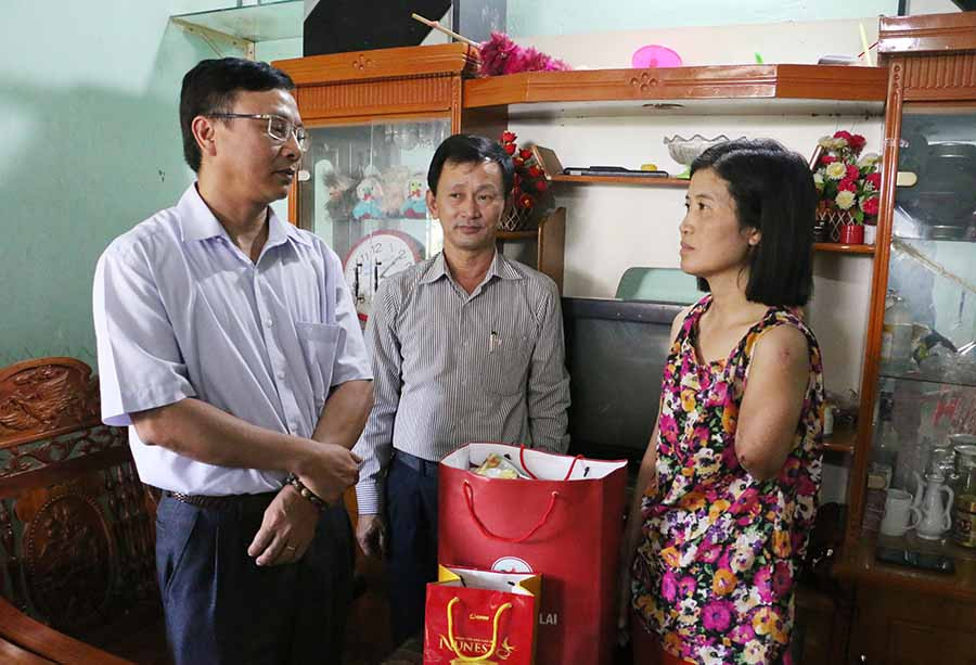 Lãnh đạo Sở GD&ĐT Gia Lai cũng đã tặng phần quà nhằm động viên cô Tiền và gia đình Lãnh đạo Sở GD&ĐT Gia Lai cũng đã tặng phần quà nhằm động viên cô Tiền và gia đình