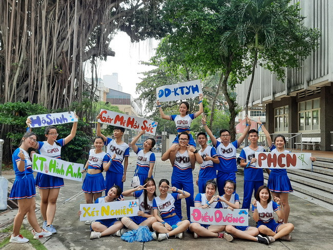 Các vận động viên Nhảy cổ động khoa Điều dưỡng