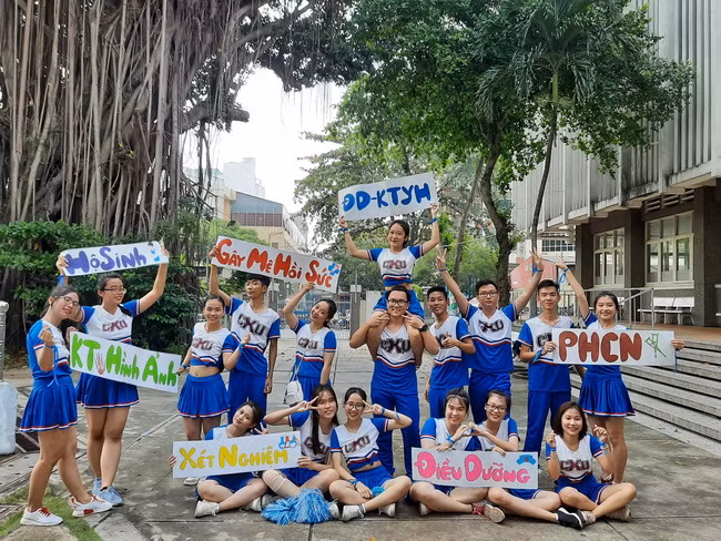 Các vận động viên Nhảy cổ động khoa Điều dưỡng