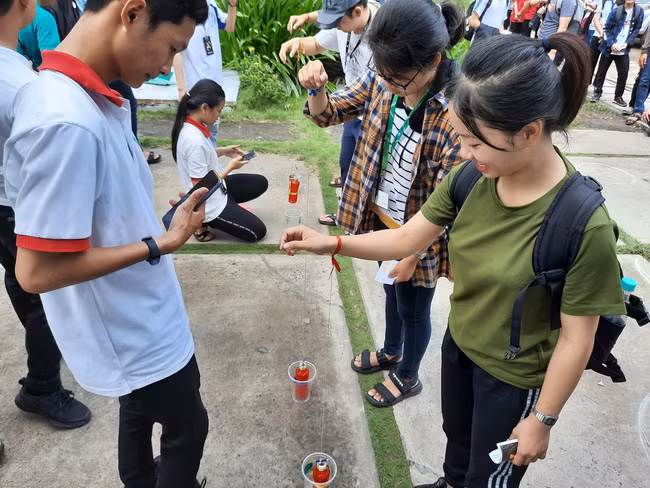 SV thích thú với trò chơi nhảy cóc câu chai