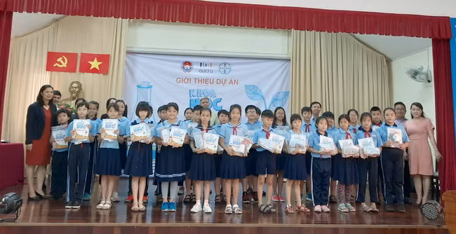 Đại diện Ban tổ chức trao tặng sách khoa học và bộ thí nghiệm bỏ túi cho 30 thành viên CLB khoa học Trường Tiểu học Đinh Tiên Hoàng Q1. TP.HCM