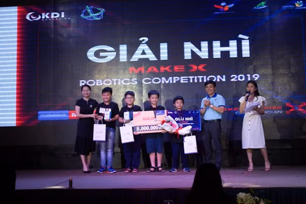 Đại diện ban tổ chức trao giải Nhì cho các đội Đại diện ban tổ chức trao giải Nhì cho các đội