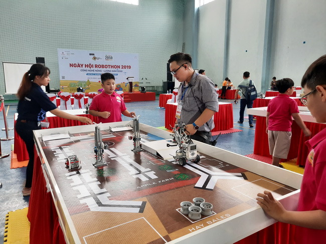 Trọng tài đang hướng dẫn các thí sinh cho robot thực hiện bài thi của mình. Trọng tài đang hướng dẫn các thí sinh cho robot thực hiện bài thi của mình.