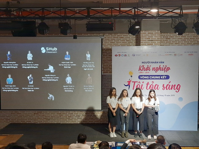 Thành viên nhóm dự án Shub classroom - kết nối học sinh với giáo viên trả lời câu hỏi từ Ban giám khảo Thành viên nhóm dự án Shub classroom - kết nối học sinh với giáo viên trả lời câu hỏi từ Ban giám khảo