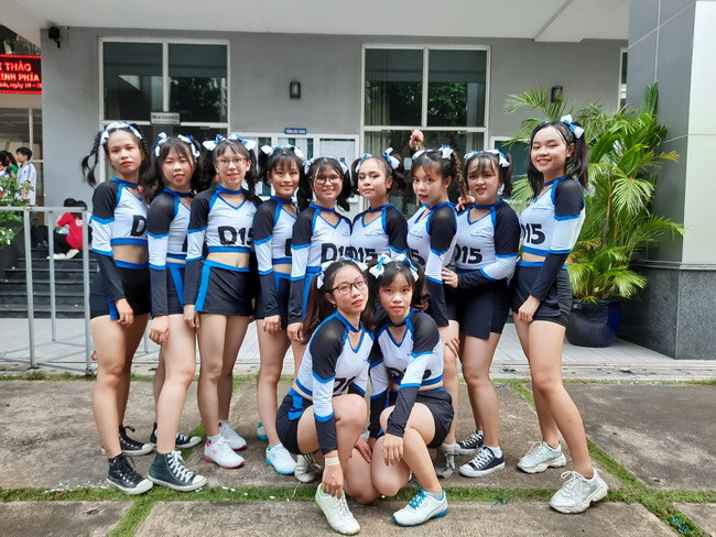 Các vận động viên Nhảy cổ động khoa Dược