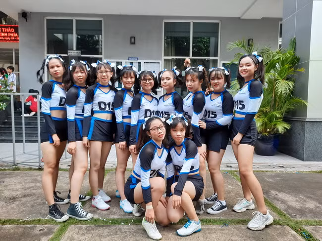 Các vận động viên Nhảy cổ động khoa Dược