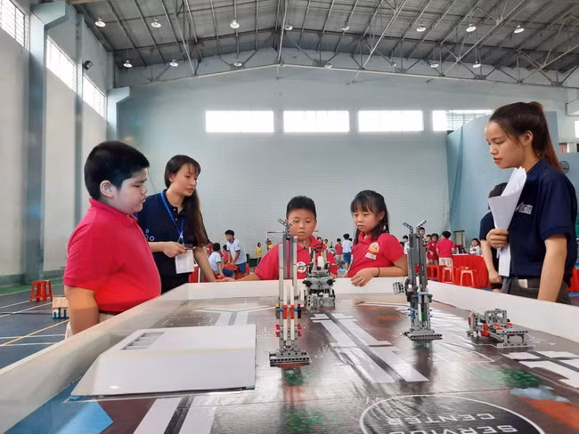 Các thí sinh đang cho robot thực hiện phần thi