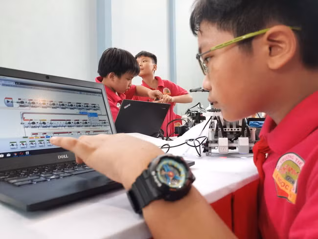  "Kỹ sư robot" nhí đang lập trình theo chủ đề (FoodEffect 2050).