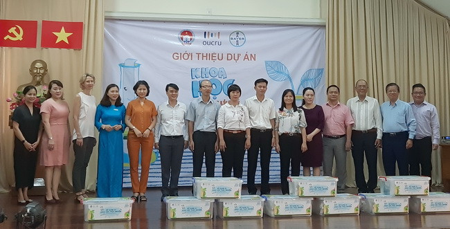 Đại diện Ban tổ chức trao tặng bộ dụng cụ thí nghiệm cho 10 trường Tiểu học trên địa bàn 6 quận tại TPHCM Đại diện Ban tổ chức trao tặng bộ dụng cụ thí nghiệm cho 10 trường Tiểu học trên địa bàn 6 quận tại TPHCM