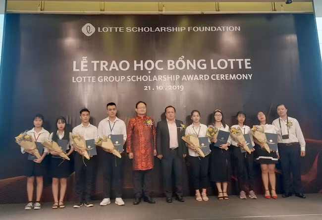 Đại diện Quỹ LOTTE Foundation trao học bổng cho các SV xuất sắc Trường ĐH Kinh tế TPHCM.