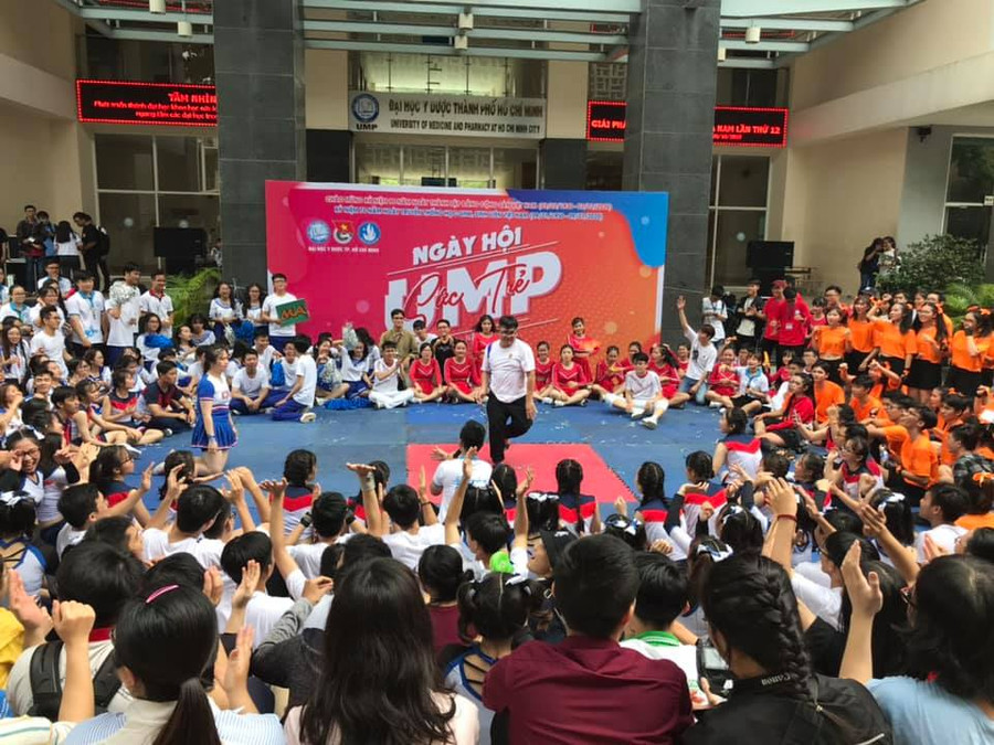 Rất đông sinh viên tham gia cổ động cho các bài thi